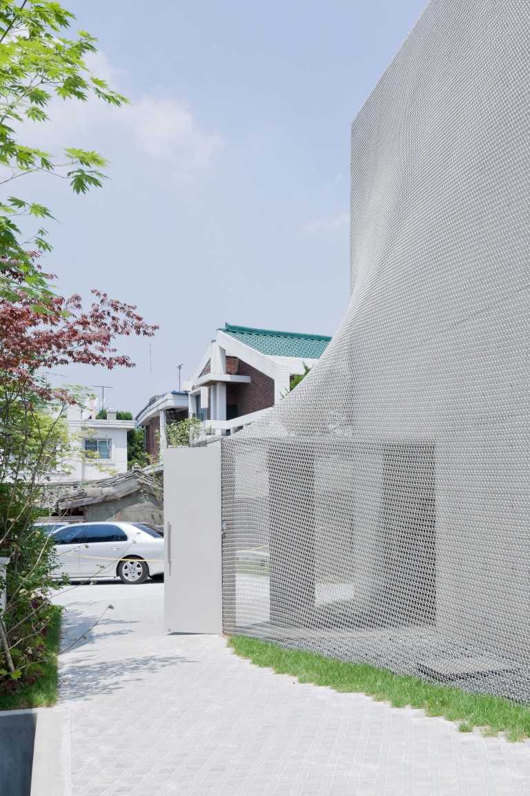 SO – IL: shrink-wrapped façade creating an undulating surface hinting at the shapes underneath