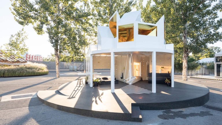 Full view of MINI LIVING Urban Cabin installation in Beijing and its environment.